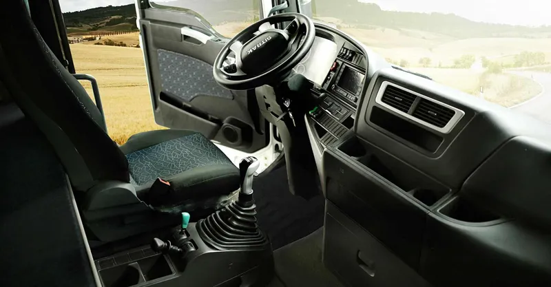 Caminhão de carga 8x4 sitrak c7h