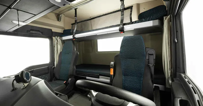 Caminhão de carga 8x4 sitrak c7h