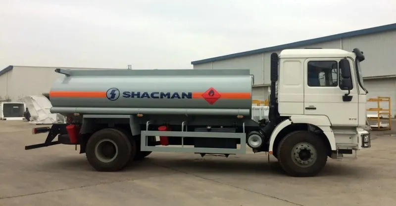 Caminhão de petroleiro 4x2 Shacman F2000