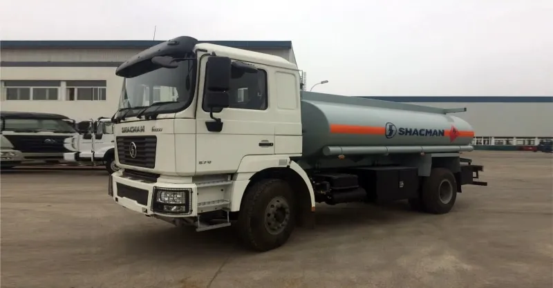 Caminhão de petroleiro 4x2 Shacman F2000