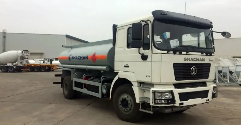 Caminhão de petroleiro 4x2 Shacman F2000
