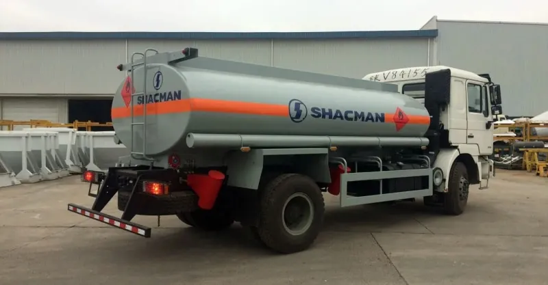 Caminhão de petroleiro 4x2 Shacman F2000